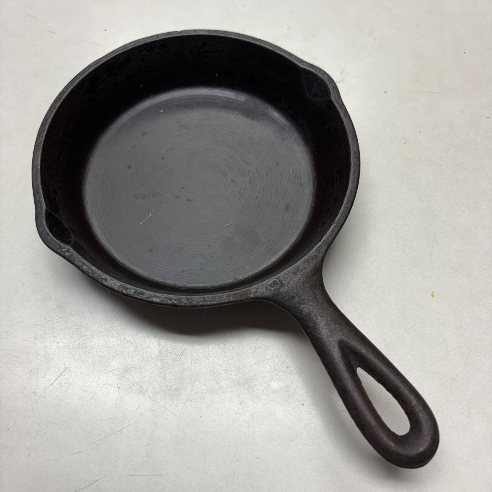 Vintage Lodge Cast Iron Skillet #3 SK H1 Seasoned 3 Notch Pour Spouts Vintage Lodge Cast Iron Skillet #3 SK H1 Seasoned 3 Notch Pour Spouts