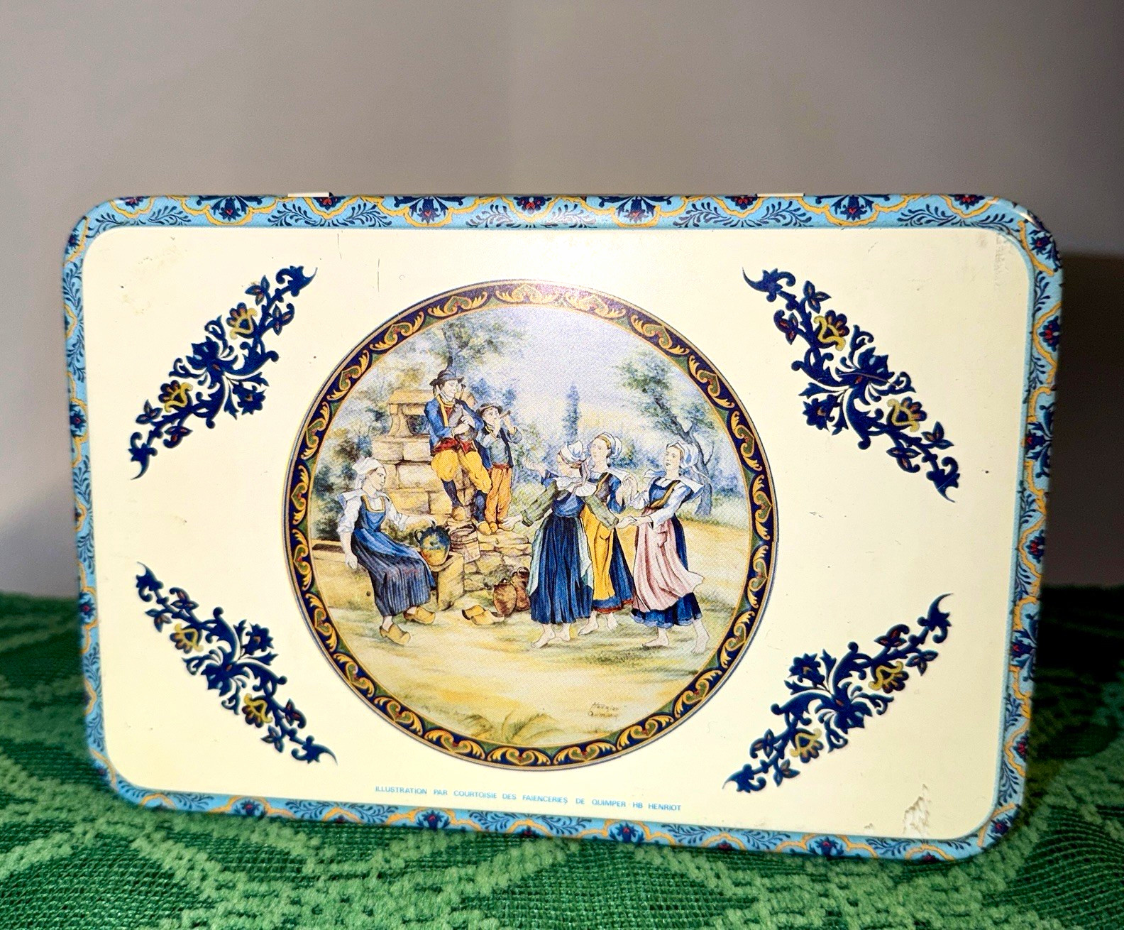 Côte d\'Or Rectangular Hinged Tin Box w/ Lid White Blue Floral Country Scene Côte d\'Or Rectangular Hinged Tin Box w/ Lid White Blue Floral Country Scene