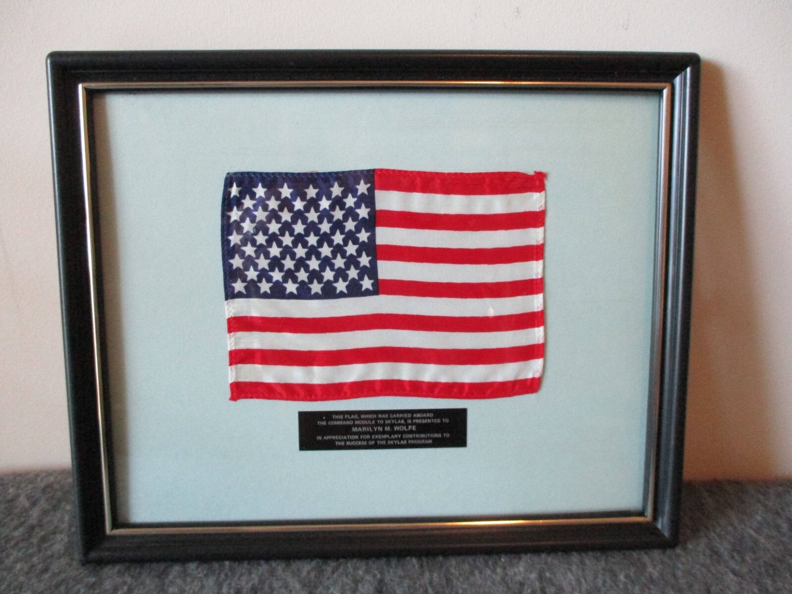 NASA APOLLO SKYLAB FLOWN AMERICAN FLAG -FRAMED RECOGNITION AWARD 1973-1974 -READ NASA APOLLO SKYLAB FLOWN AMERICAN FLAG -FRAMED RECOGNITION AWARD 1973-1974 -READ