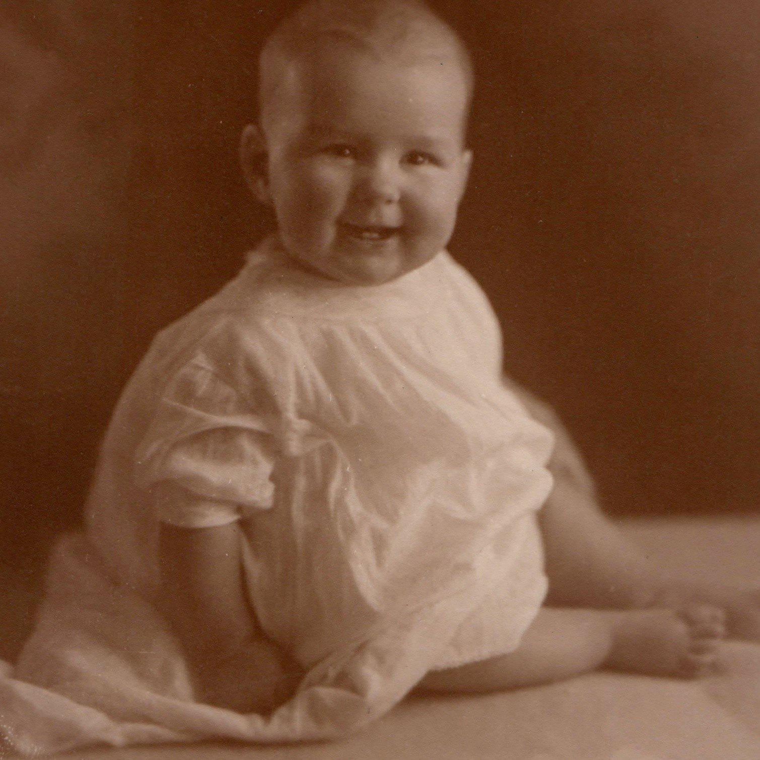c1910s Underwood & Underwood Baby Gown Barefoot Studio Portrait Photo 36575 N.Y. c1910s Underwood & Underwood Baby Gown Barefoot Studio Portrait Photo 36575 N.Y.