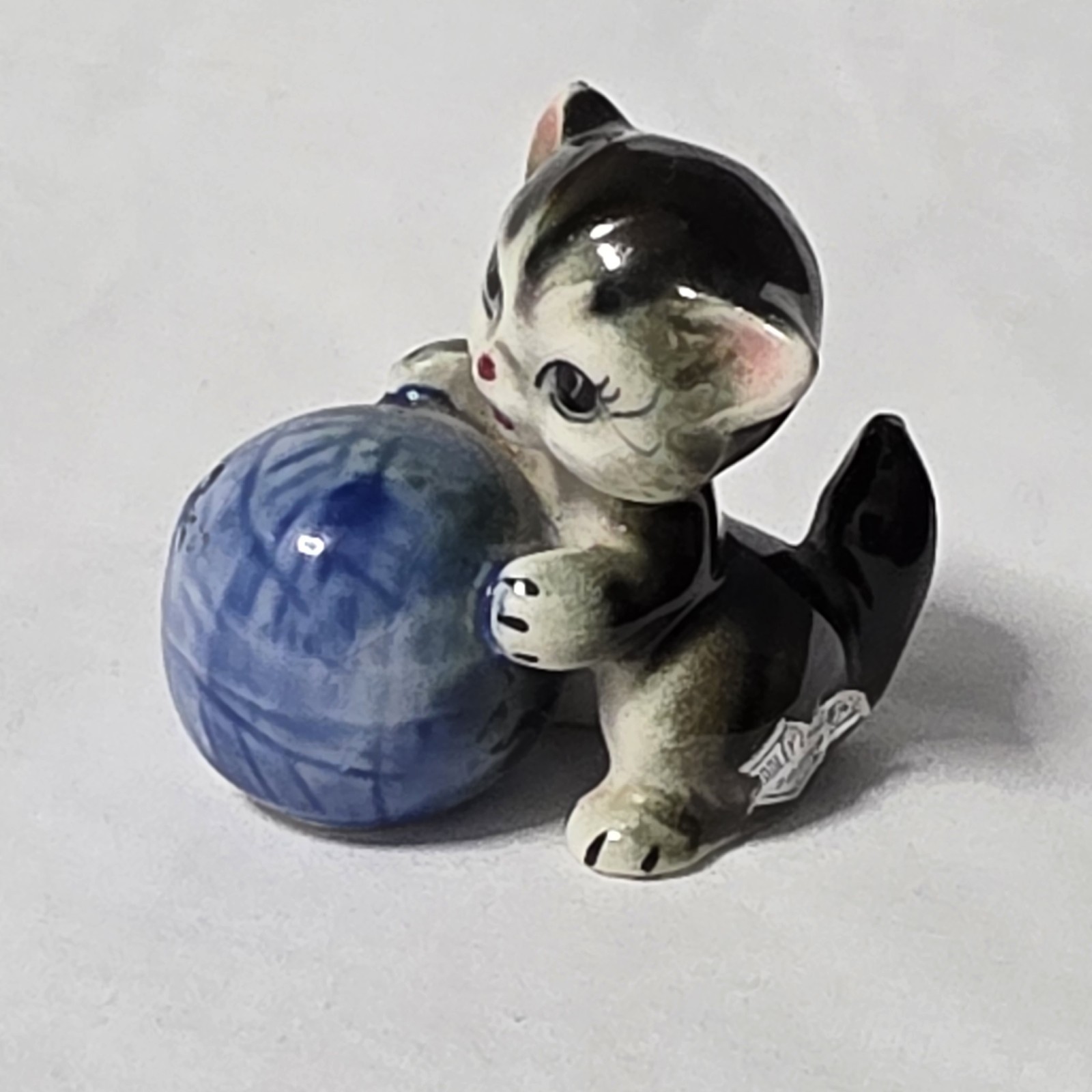 Vintage BRADLEY EXCLUSIVES JAPAN Kitten With Blue Ball Of Yarn 2 Vintage BRADLEY EXCLUSIVES JAPAN Kitten With Blue Ball Of Yarn 2