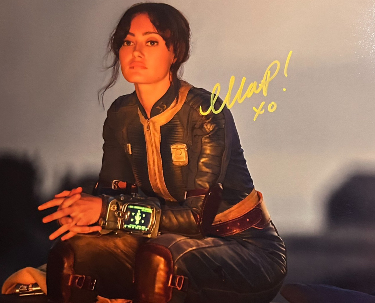 Ella Purnell (FALLOUT) Signed 8x10\