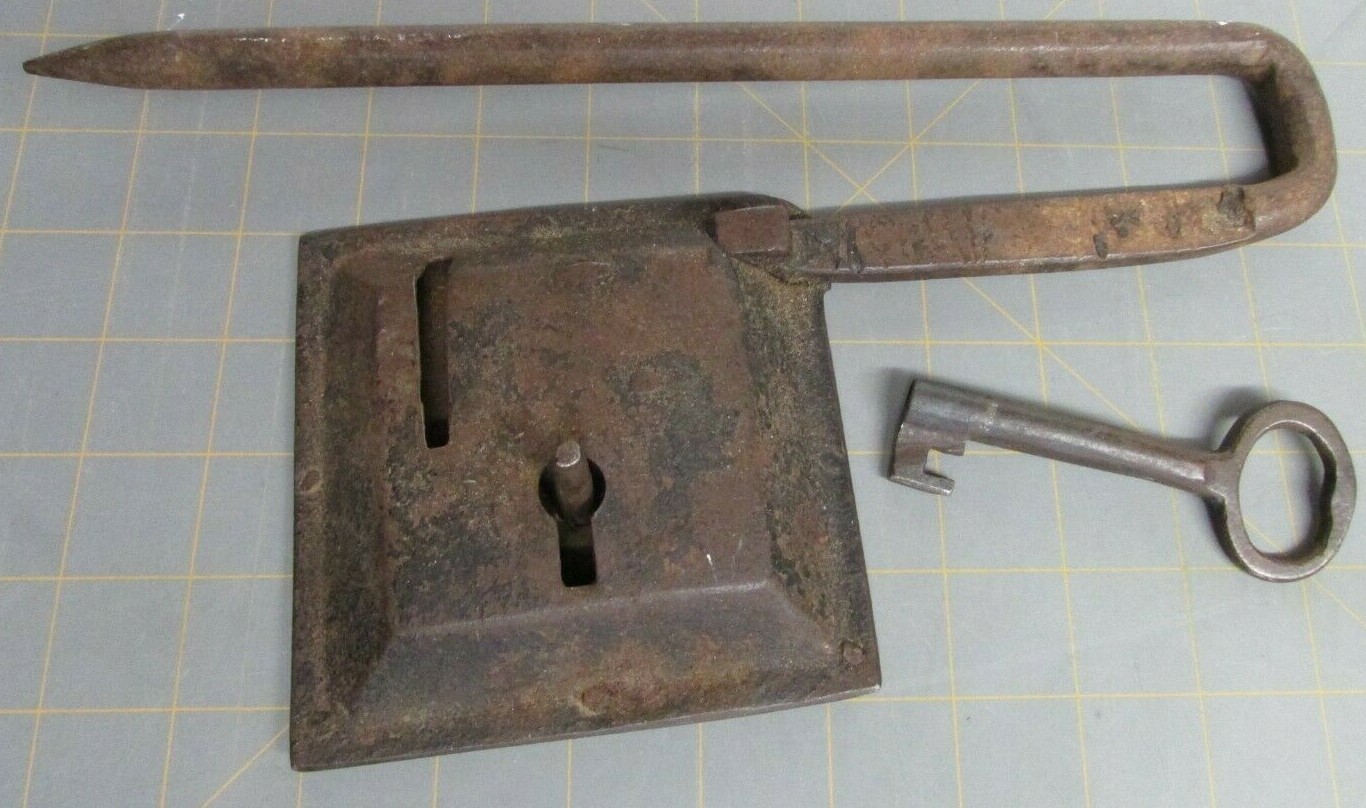 RARE ANTIQUE 1700's -1800's LARGE WROUGHT IRON PADLOCK WITH KEY WORKS GREAT 