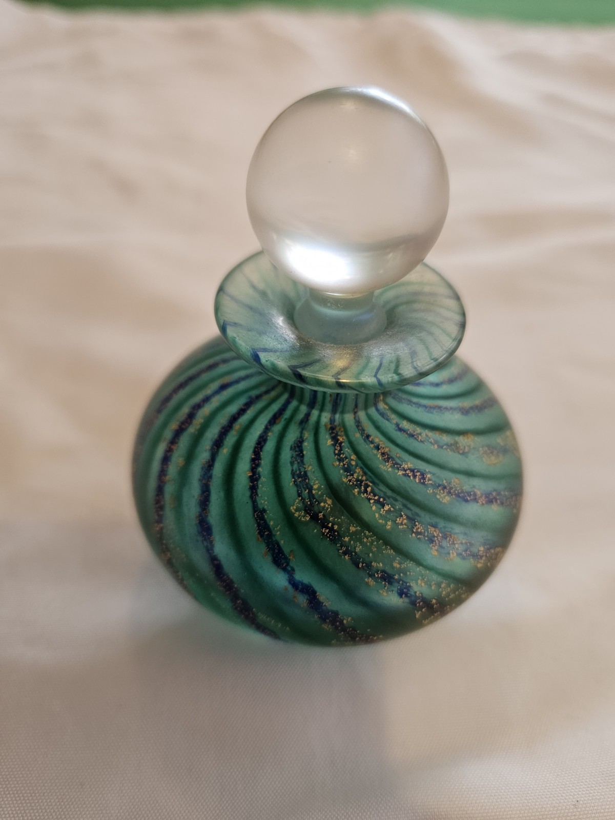 Vintage Isle Of Wight Glass Perfume Flacon Green ( #Vi) Vintage Isle Of Wight Glass Perfume Flacon Green ( #Vi)