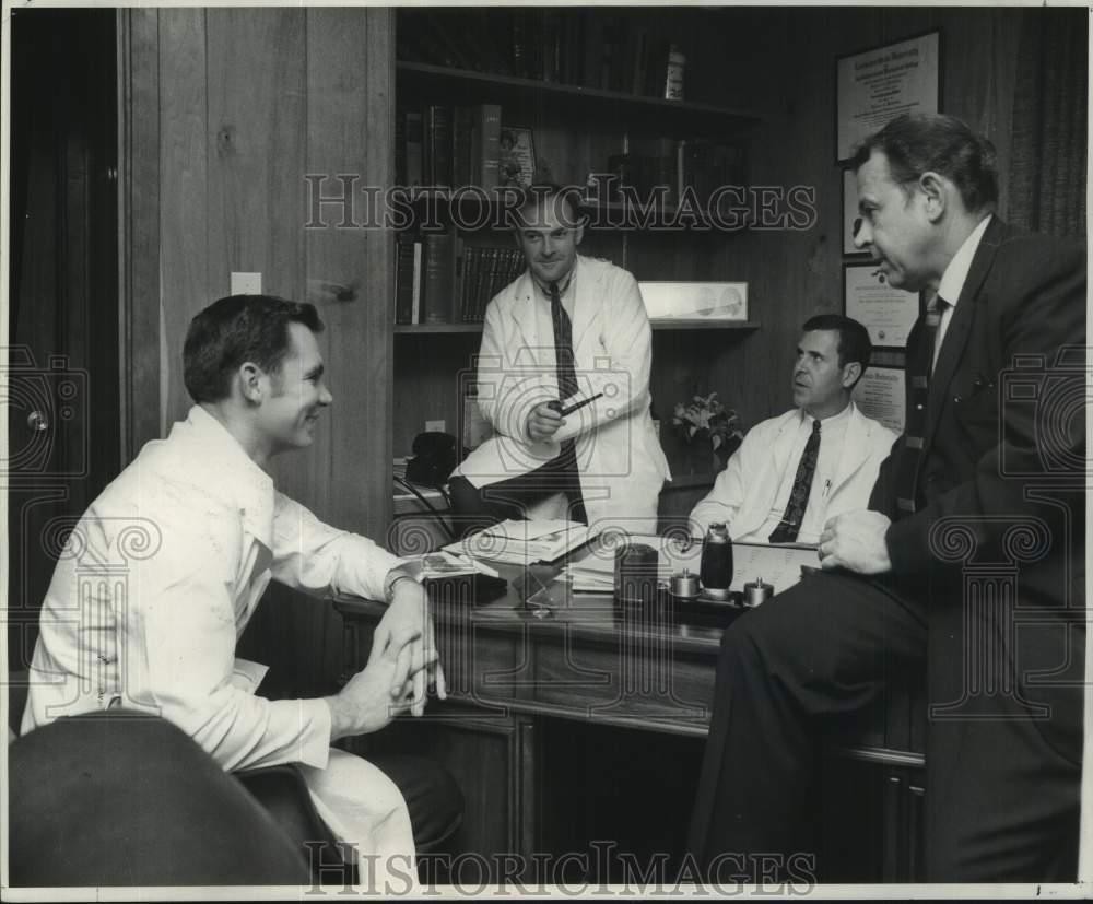 1969 Press Photo Weekly conference in Mandeville for experimental program 1969 Press Photo Weekly conference in Mandeville for experimental program