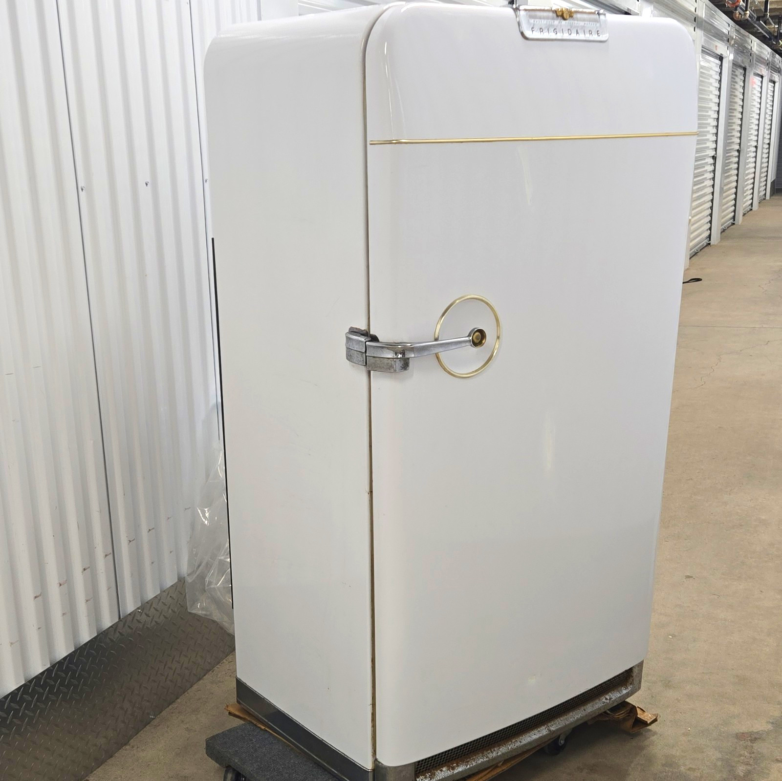 Frigidaire DN-30P Vintage White Refrigerator 52\ Frigidaire DN-30P Vintage White Refrigerator 52\