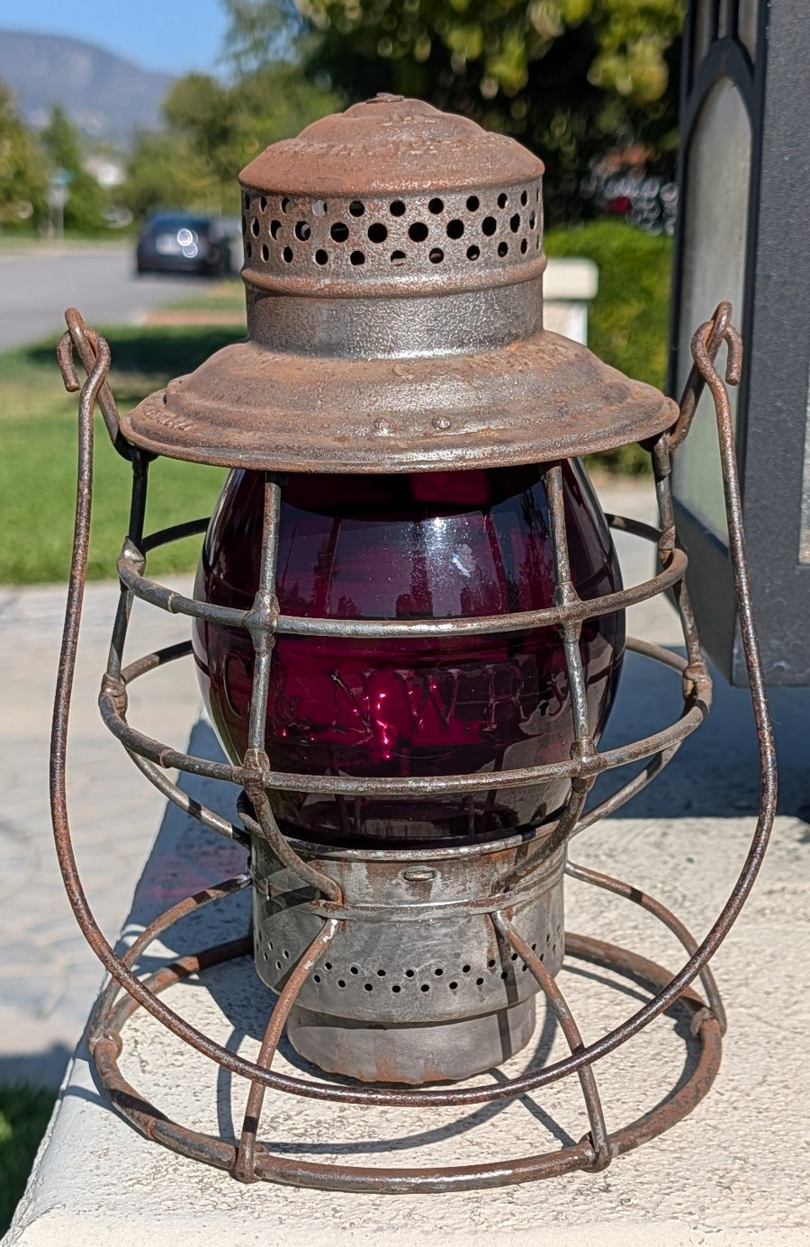 CHICAGO & NORTH WESTERN 1909 ADAMS RED CAST SERIF GLOBE RAILROAD LANTERN CHICAGO & NORTH WESTERN 1909 ADAMS RED CAST SERIF GLOBE RAILROAD LANTERN