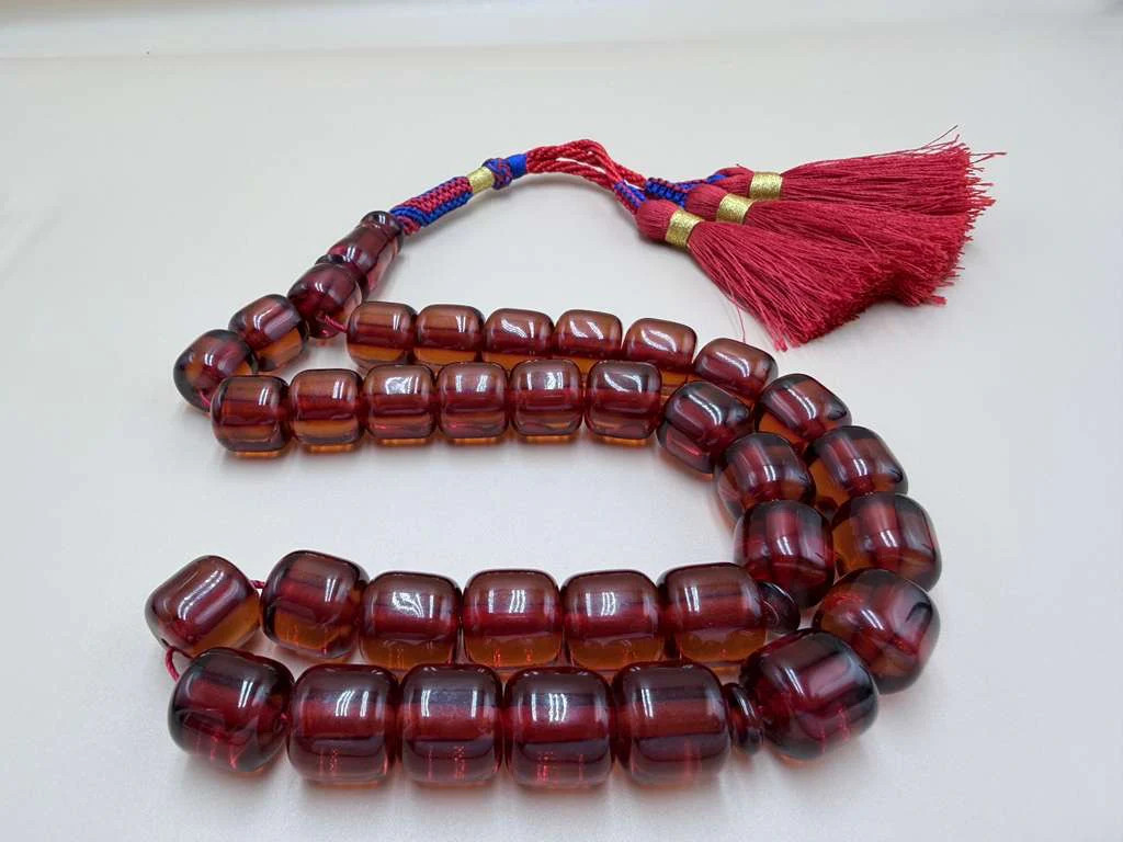 مسباح سندلوس، بخراطة مميزة.Sandalwood Misbah with Distinctive Carving.