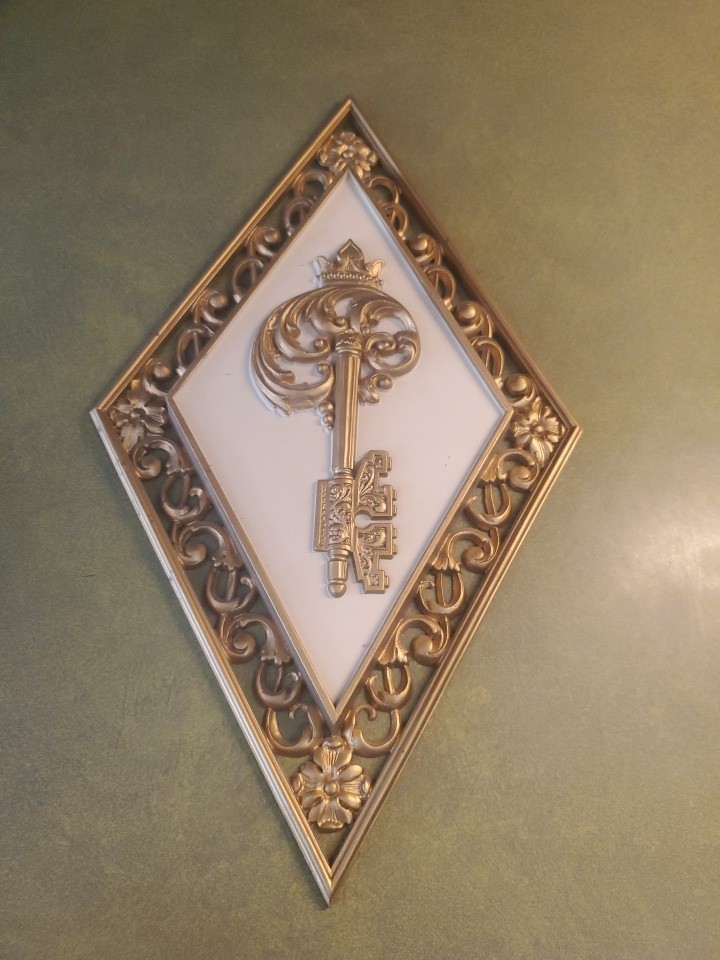 Vintage Syroco Plastic Wall Plaque #4271  B  Diamond Shape Goldtone Key MCM