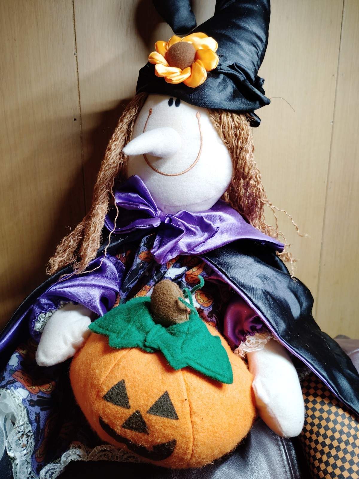LARGE Sitting Witch Happy + Holding Pumpkin 20\