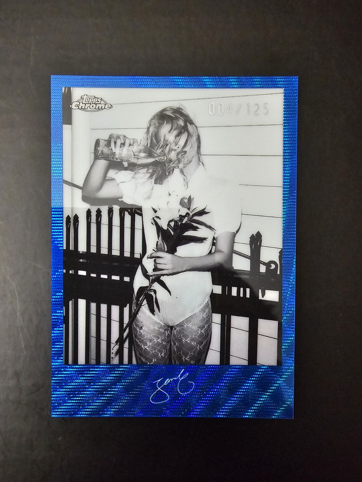 Topps Chrome x Jennie Monochrome Mementos MM10 Blue Wave Refractor /125 Topps Chrome x Jennie Monochrome Mementos MM10 Blue Wave Refractor /125