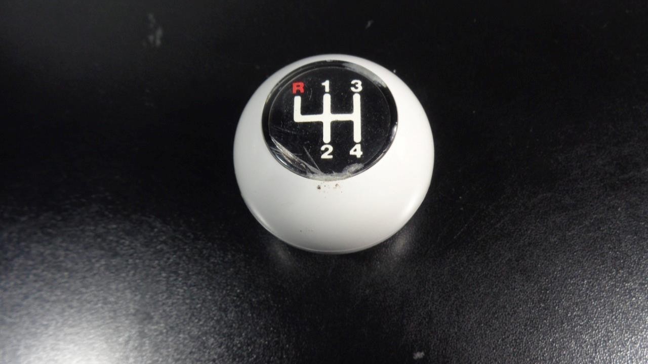 WHITE ROUND MANUAL HURST? GEAR SHIFT KNOB 4 SPEED SHIFT PATTERN REVERSE TOP LEFT
