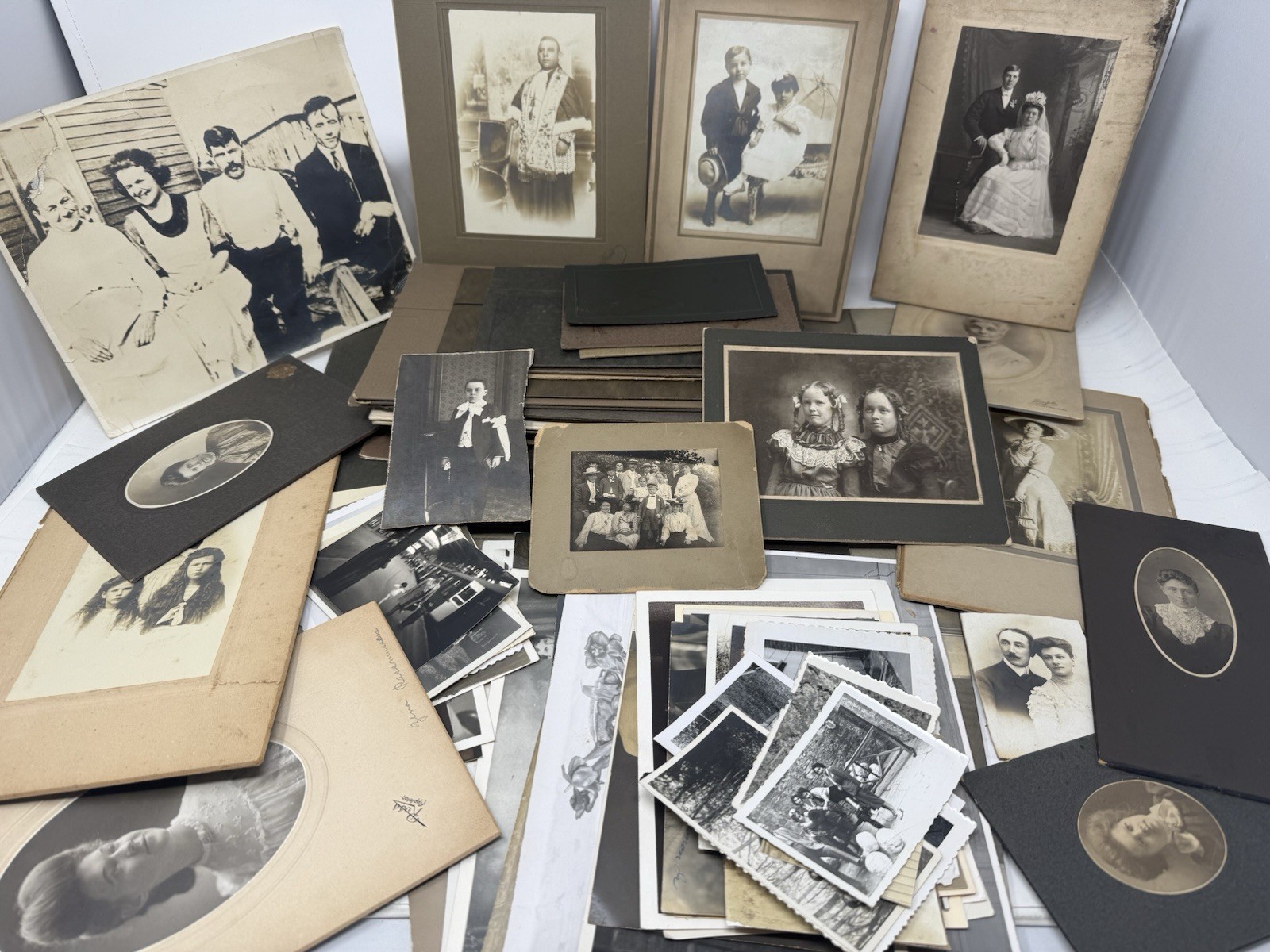 LOT of 91 Antique VICTORIAN Cabinet Cards Folders Portraits Photos 1800\'s 1900\'s LOT of 91 Antique VICTORIAN Cabinet Cards Folders Portraits Photos 1800\'s 1900\'s