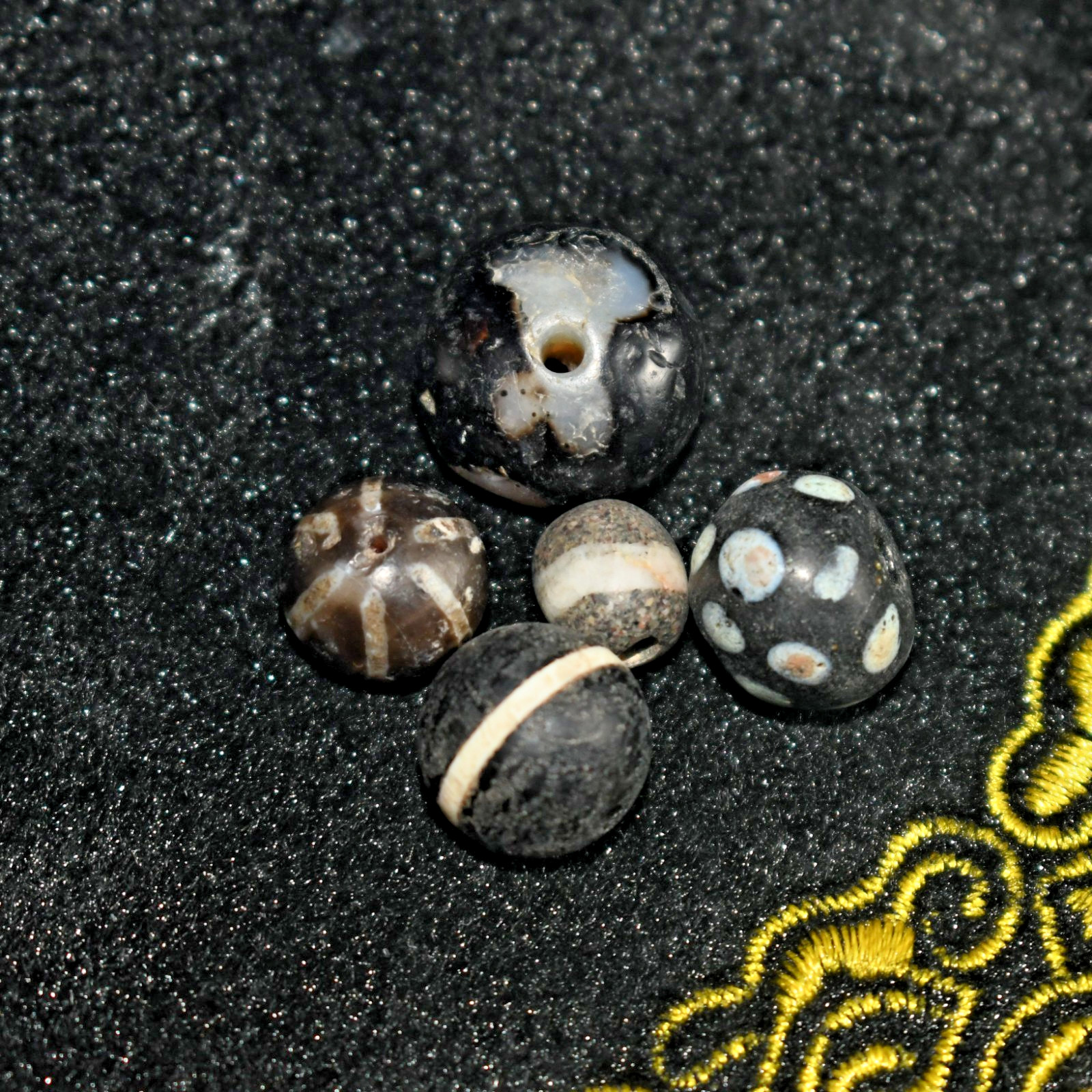 5 Ancient Tibetan & Central Asian Banded Stone Bead Lot in good Condition