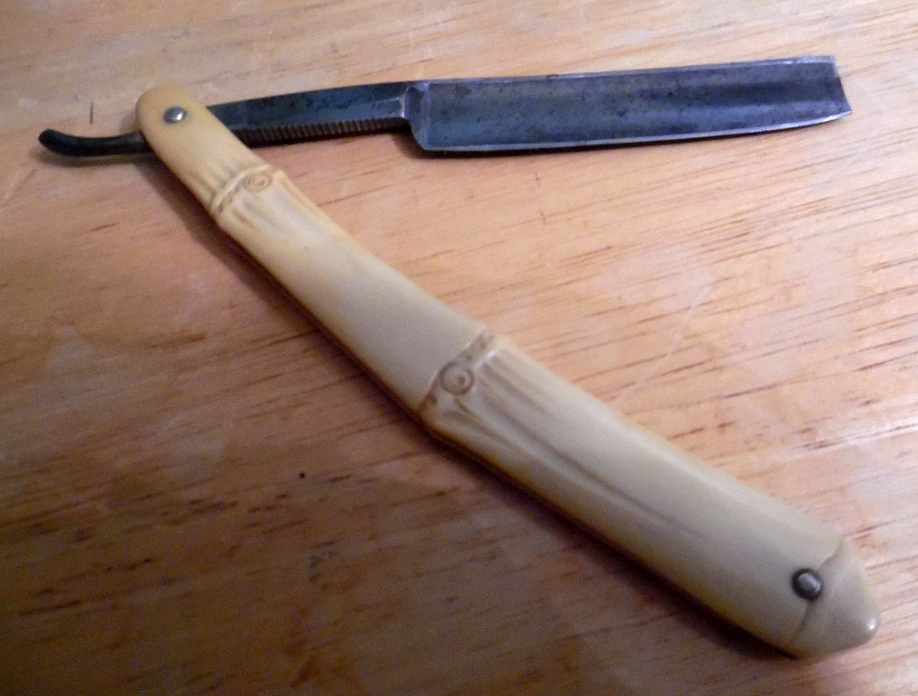 VINTAGE SIMMONS HARDWARE CO STRAIGHT RAZOR FAUX IVORY BAMBOO HANDLE ST. LOUIS MO