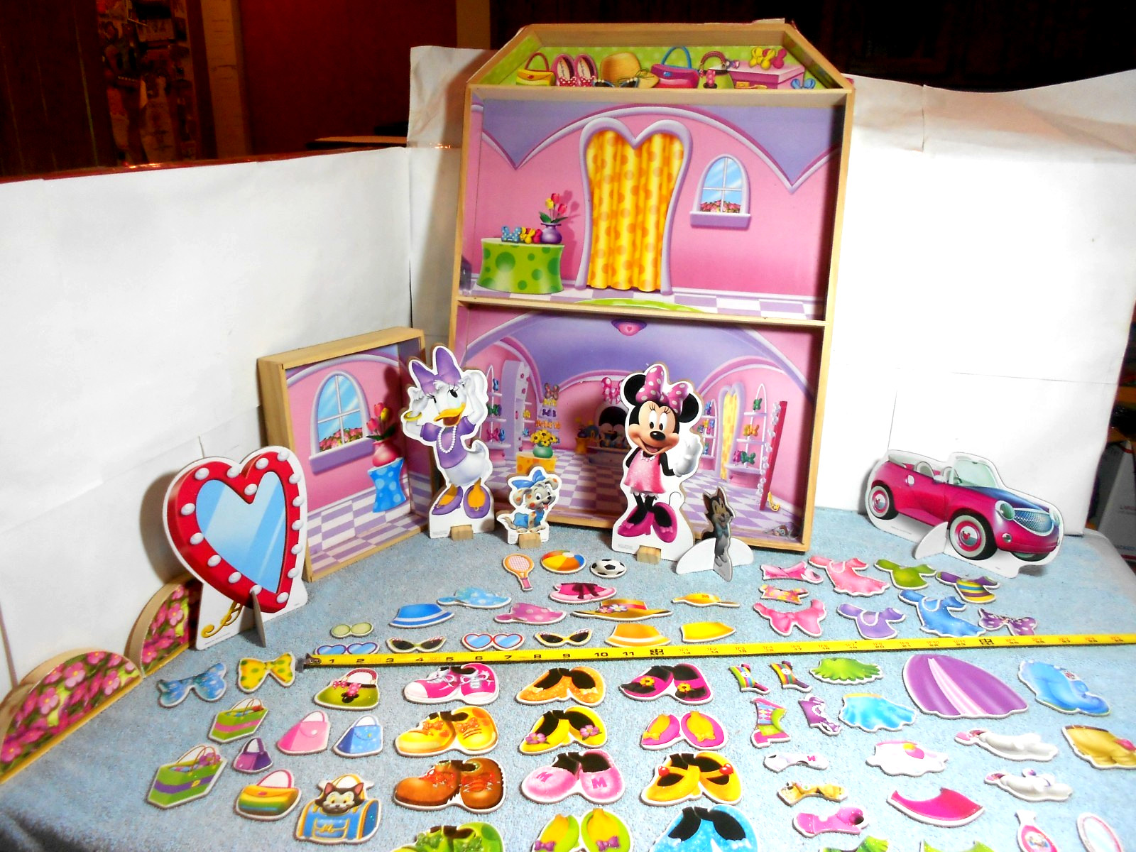 VINTAGE WALT DISNEY MAGNETIC DRESS UP PLAY SET WITH WOODEN HOUSE 16x22in - L 548