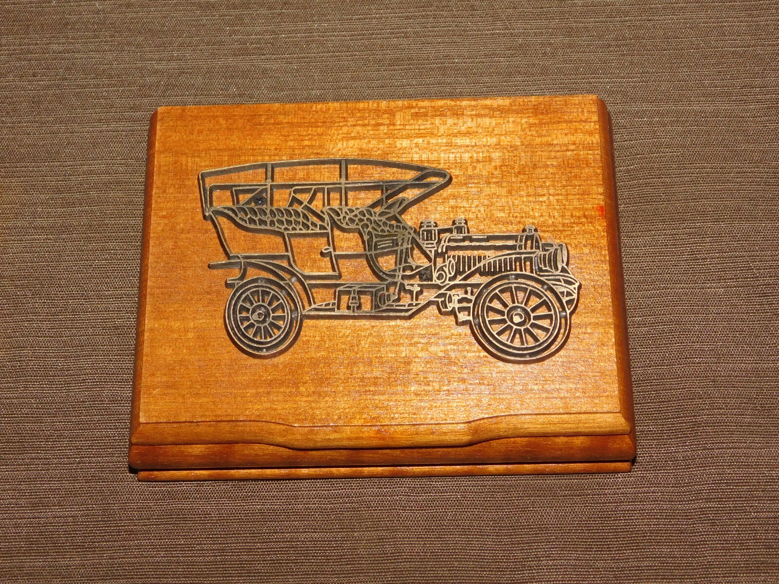 VINTAGE 1986 2 DECKS OF PLAYING CARDS (UNUSED) & OLD CAR WOOD BOX HOLDER