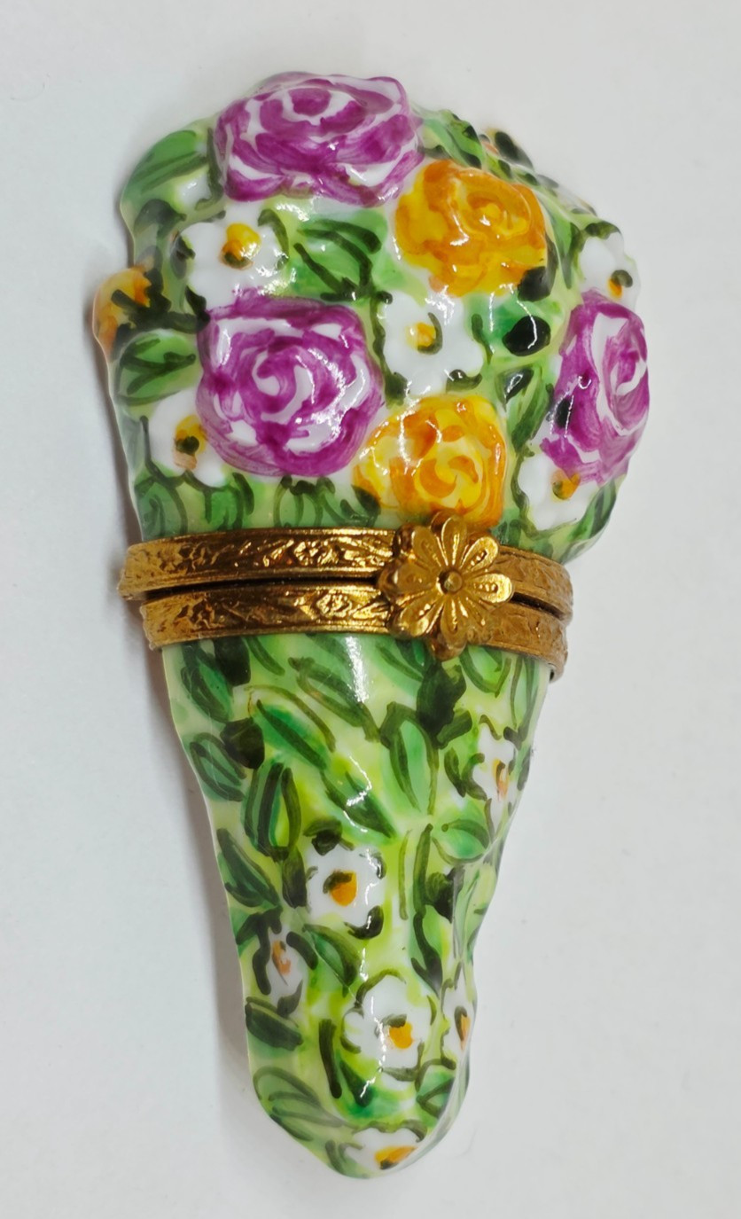 LIMOGES FRANCE BOX - ARTORIA - BOUQUET OF FLOWERS - ROSES - DAISY - LE #17 LIMOGES FRANCE BOX - ARTORIA - BOUQUET OF FLOWERS - ROSES - DAISY - LE #17