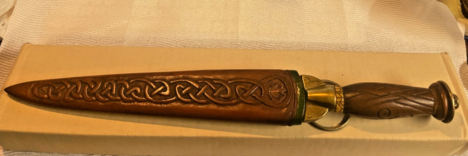 UNUSUAL HAND-MADE DAGGER OR SHORT SWORD, UNUSED, CARVED WOOD HANDLE & SCABBARD UNUSUAL HAND-MADE DAGGER OR SHORT SWORD, UNUSED, CARVED WOOD HANDLE & SCABBARD