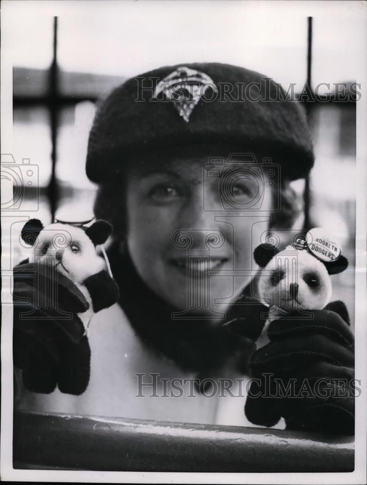 1956 Press Photo Mrs Clem Labine wife of Dodger pitcher in NYC - net10871 1956 Press Photo Mrs Clem Labine wife of Dodger pitcher in NYC - net10871