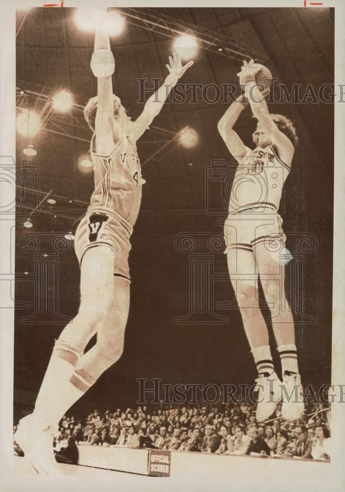 1975 Press Photo Davidson\'s Larry Horowitz shooting against Virginia- Dan Bonner 1975 Press Photo Davidson\'s Larry Horowitz shooting against Virginia- Dan Bonner