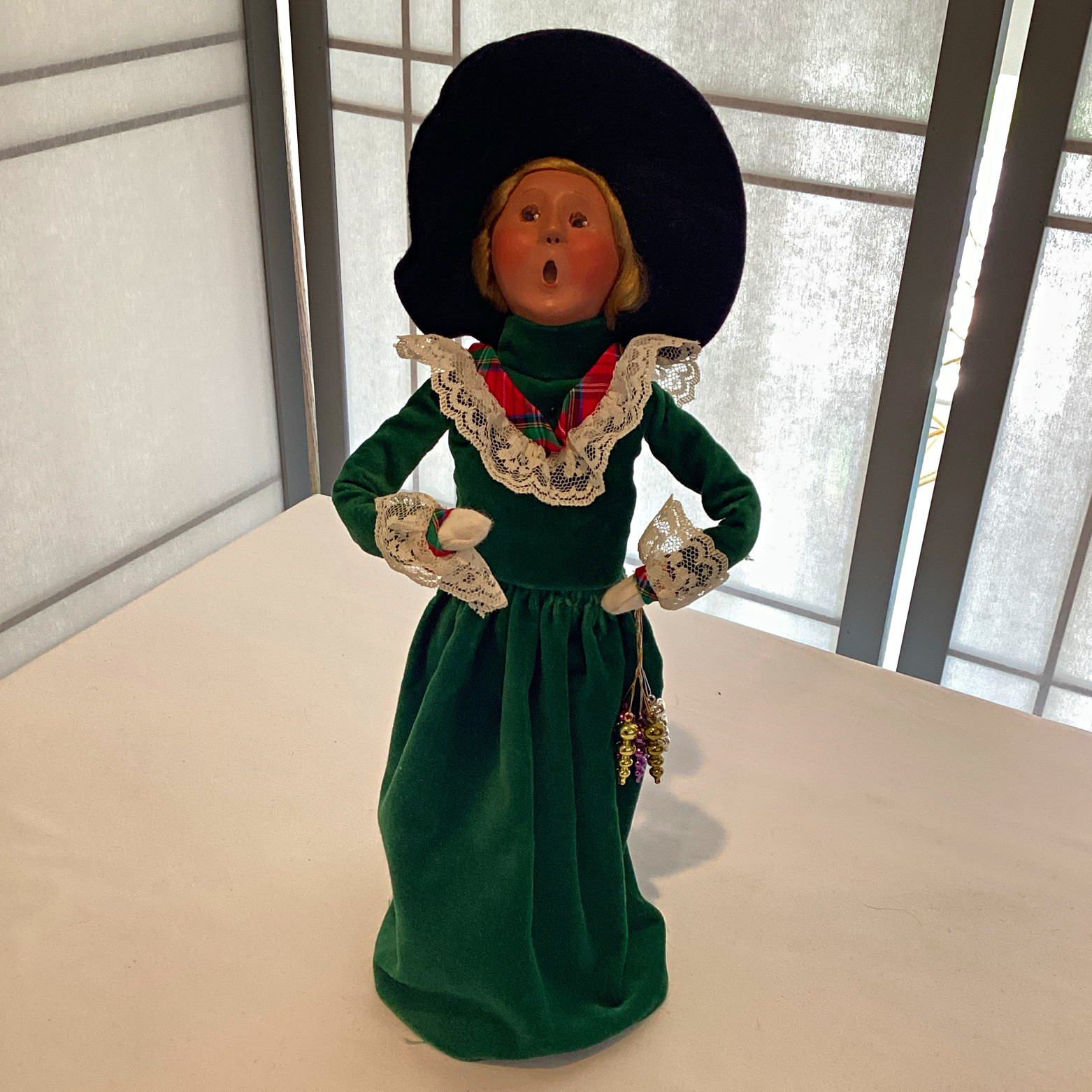 Byers\' Choice Ltd. (Victorian Shopper ) Christmas Caroler 