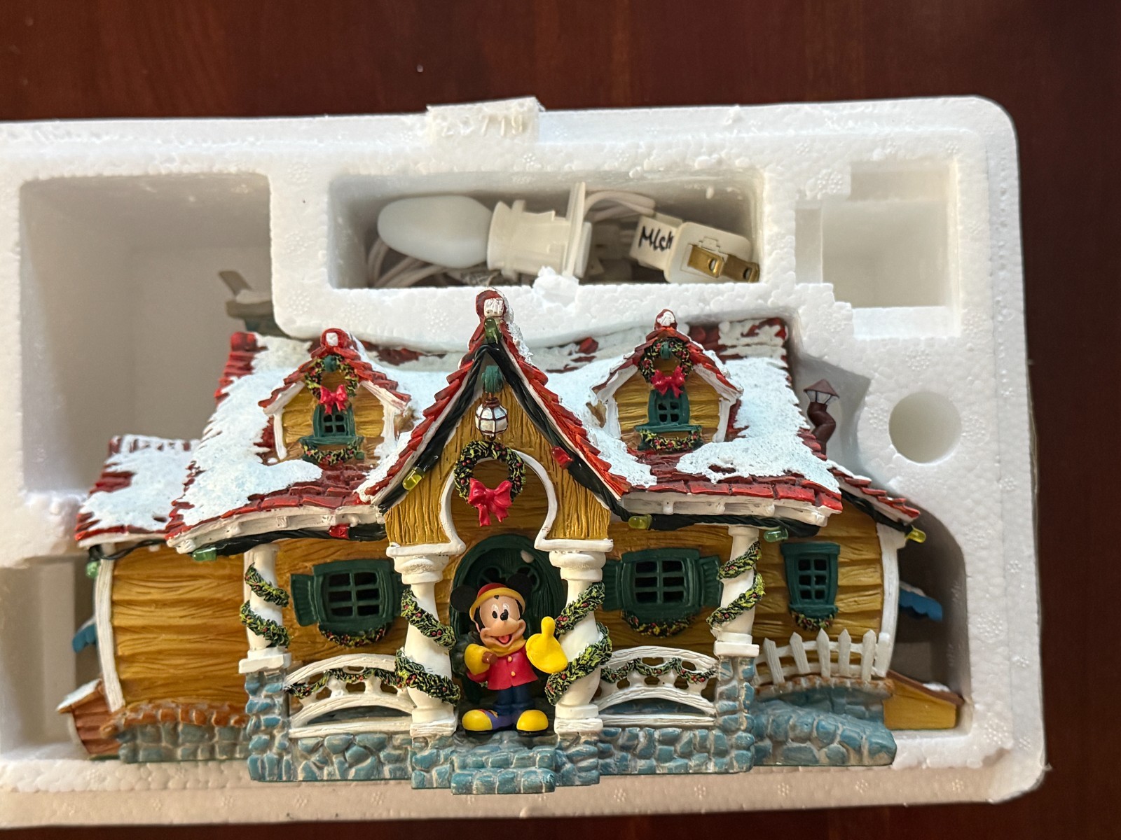 Disneyland Toontown Christmas Village Lighted Mickey Mouse\'s House Disneyland Toontown Christmas Village Lighted Mickey Mouse\'s House