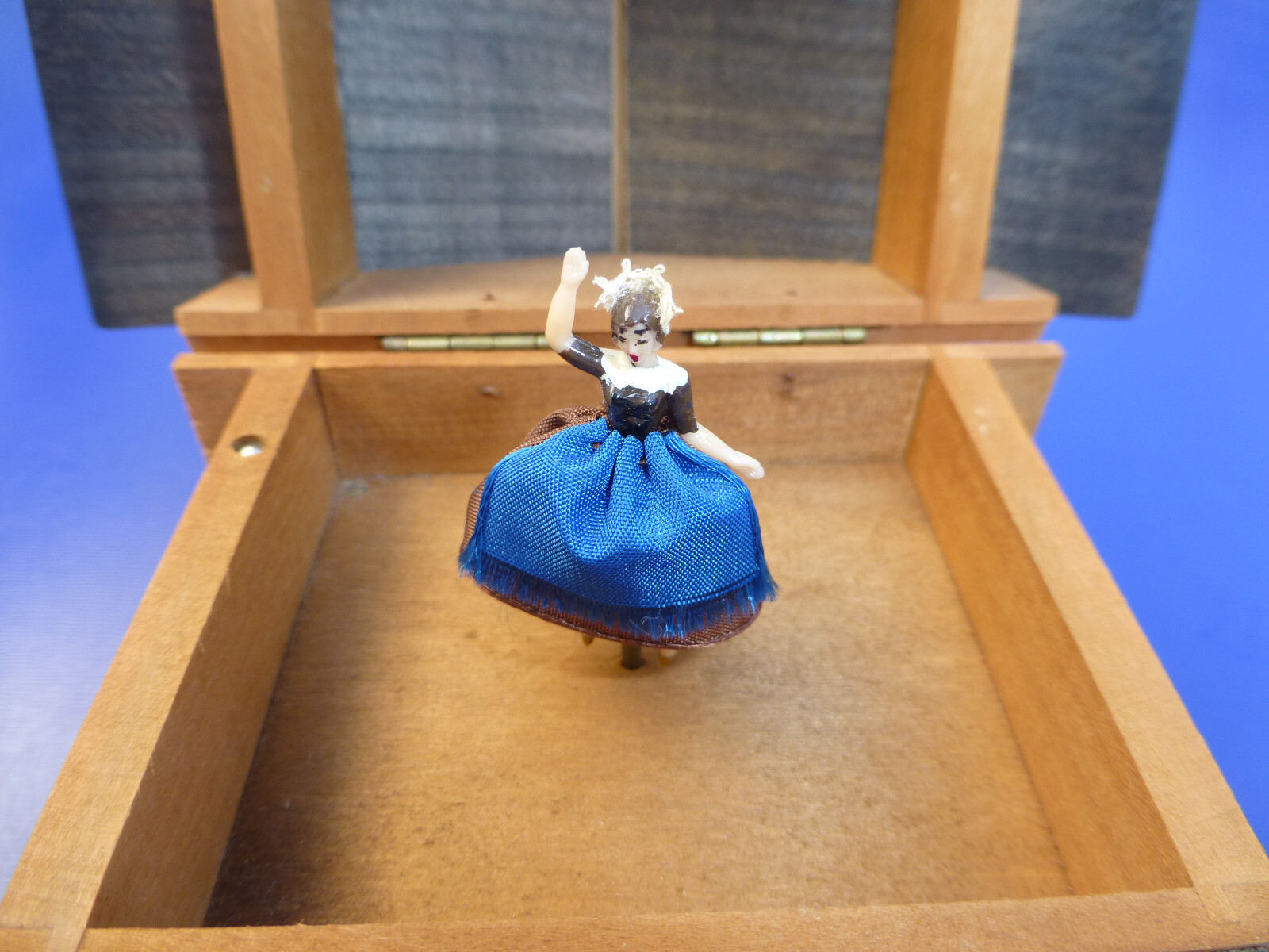 VINTAGE REUGE SWISS YODEL WOOD CHALET DANCING BALLERINA MUSIC BOX (WATCH VIDEO)