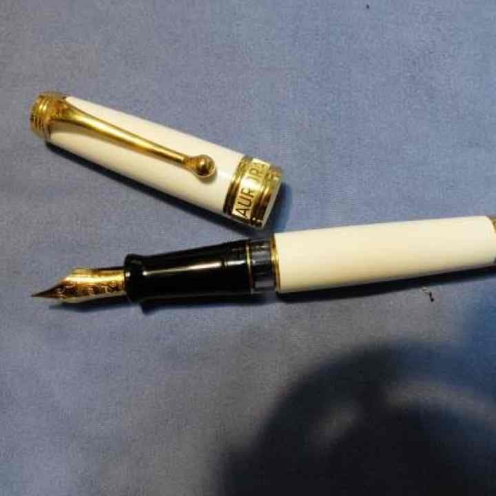 Aurora Limited Edition Fountain Pen 18K Gold Medium M Nib White 1997 Serial 1399