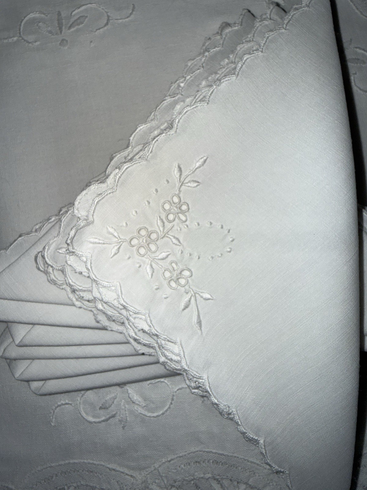 VTG Set of 10 Madeira Hand Embroidered White Linen Luncheon Napkins NOS