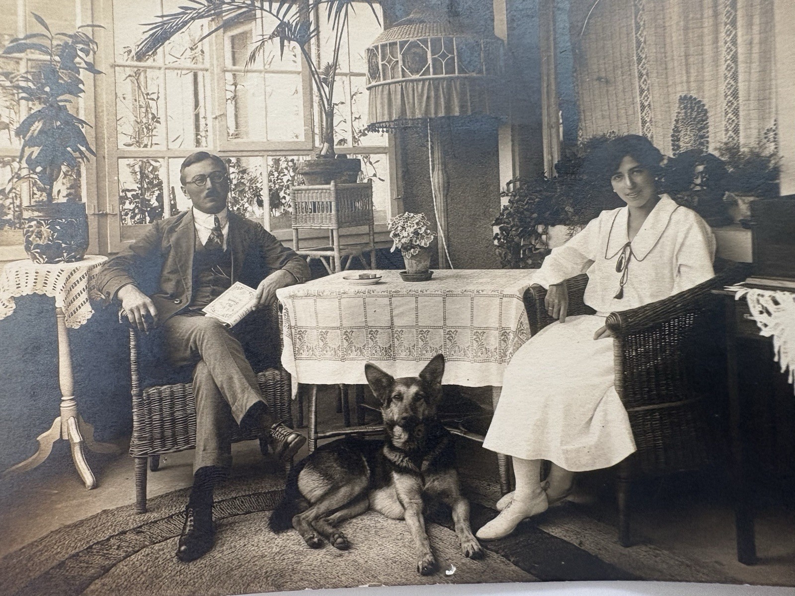 STRIKING ANTIQUE 1920S VERNACULAR PHOTO ELEGANT COUPLE GERMAN SHEPHERD PORTRAIT