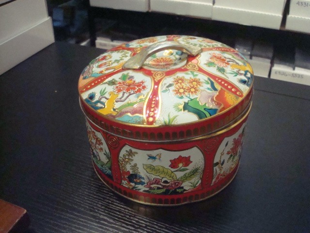 Vintage Gray Dunn Red Floral Round Biscuit Tin 7.5