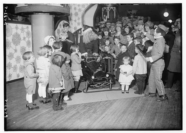 Photo:Santa Claus Gendron Toy Packard Car Children Christmas 1920s