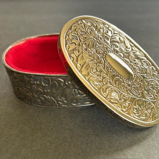 VTG DAVCO Trinket Oval Box Silver Plate Embossed Red Fabric Lining 3.5\