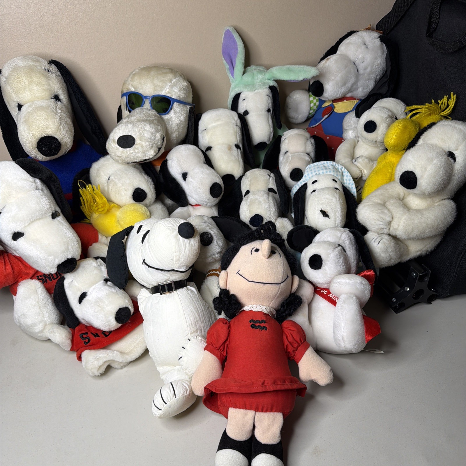 Large Lot of Vintage 19 Plush Snoopy Woodstock And Lucy Van Pelt