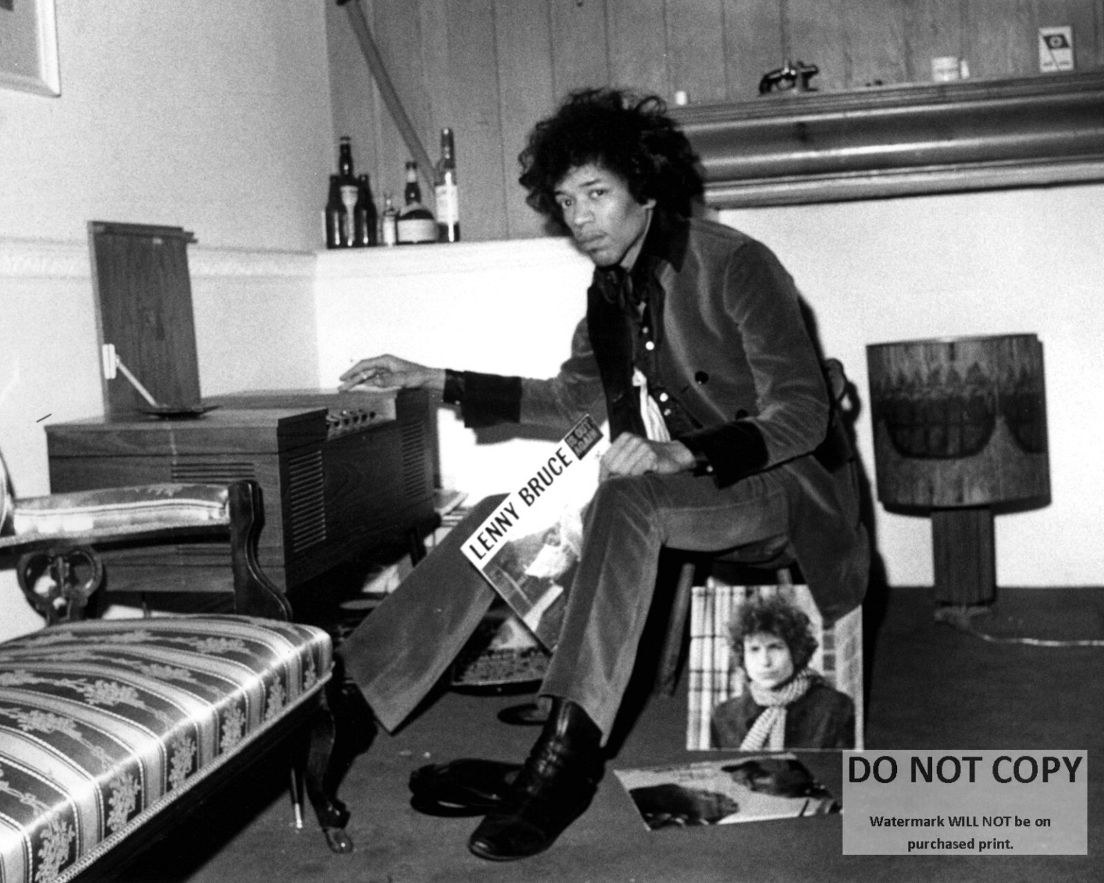 MUSICIAN JIMI HENDRIX - 8X10 PUBLICITY PHOTO (CC-834)