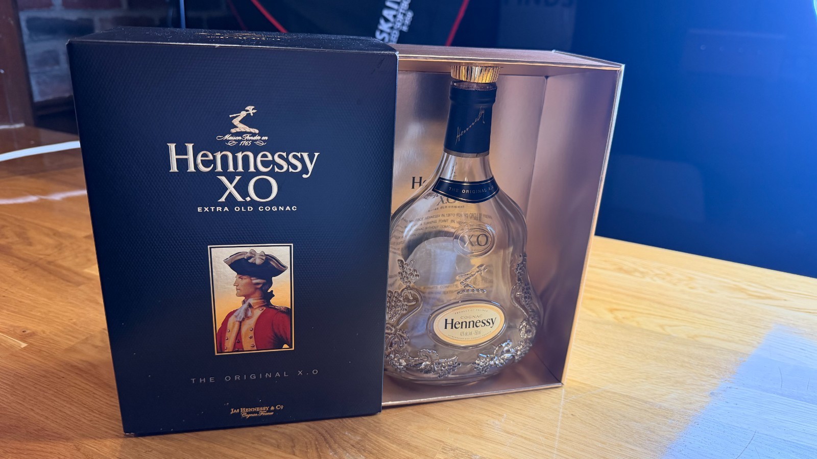 Hennessy X.O Extra Old Cognac Empty 750ml Bottle w/ Original Box Vintage Display Hennessy X.O Extra Old Cognac Empty 750ml Bottle w/ Original Box Vintage Display