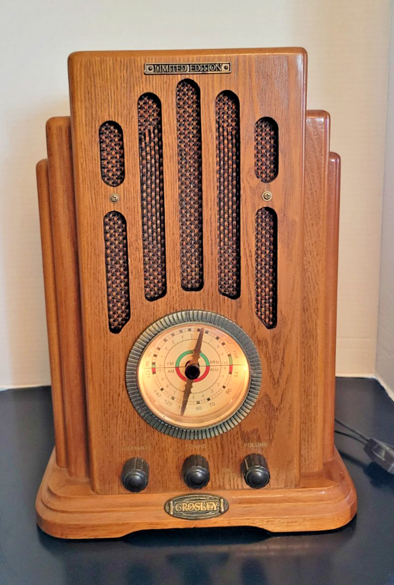 CROSLEY CR 18 VINTAGE 1930S REPLICA RADIO WITH CASSETTE PLAYER Excellent Cond CROSLEY CR 18 VINTAGE 1930S REPLICA RADIO WITH CASSETTE PLAYER Excellent Cond