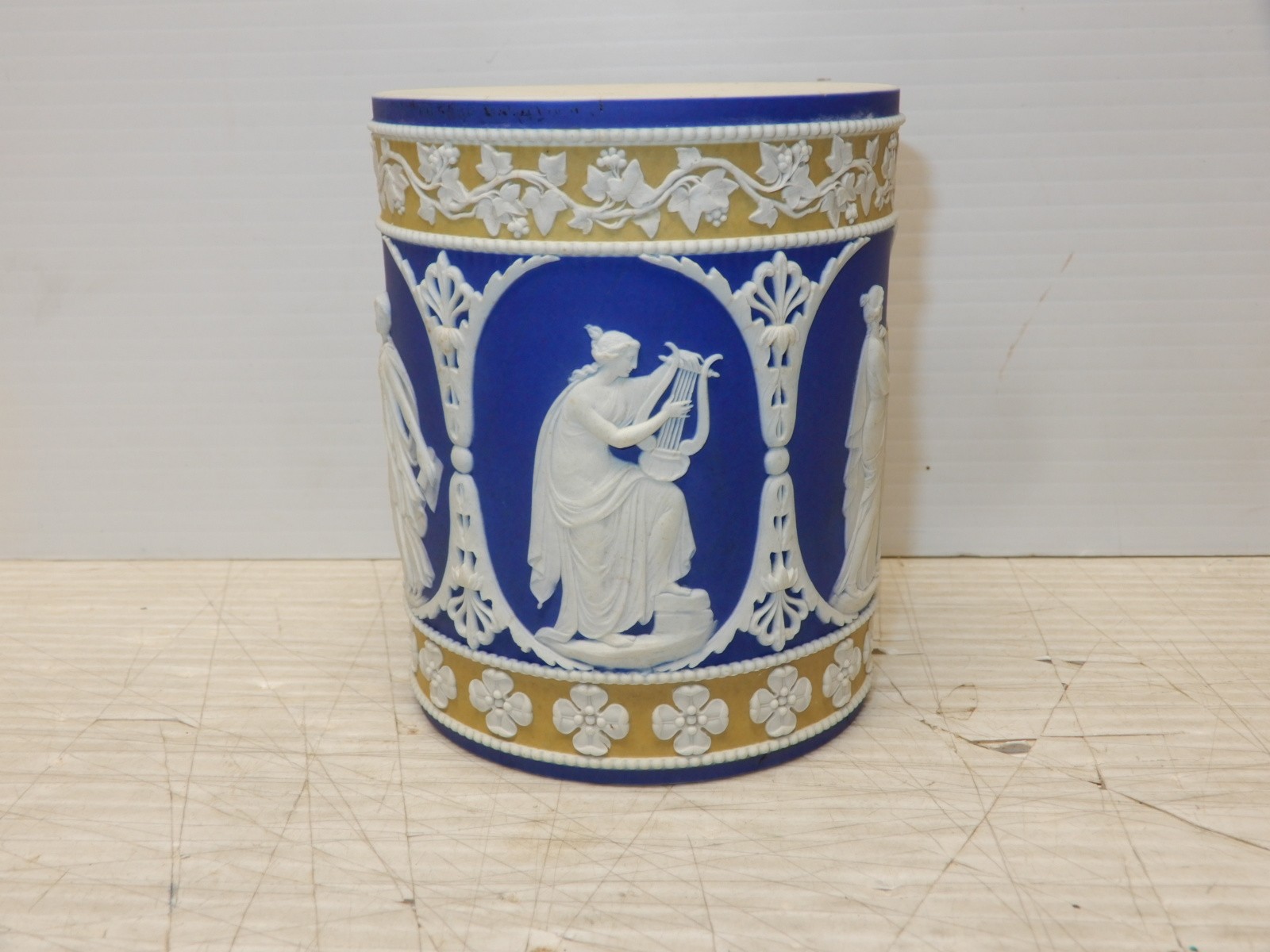 ANTIQUE WEDGWOOD TRI COLOR PEDESTAL CA. 1830 ANTIQUE WEDGWOOD TRI COLOR PEDESTAL CA. 1830