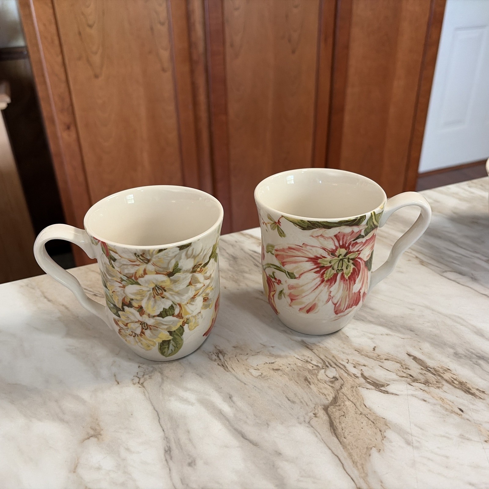 222 Fifth Ellis 2 Porcelain Fine China Mugs Tulips Floral Beautiful Indonesia 222 Fifth Ellis 2 Porcelain Fine China Mugs Tulips Floral Beautiful Indonesia