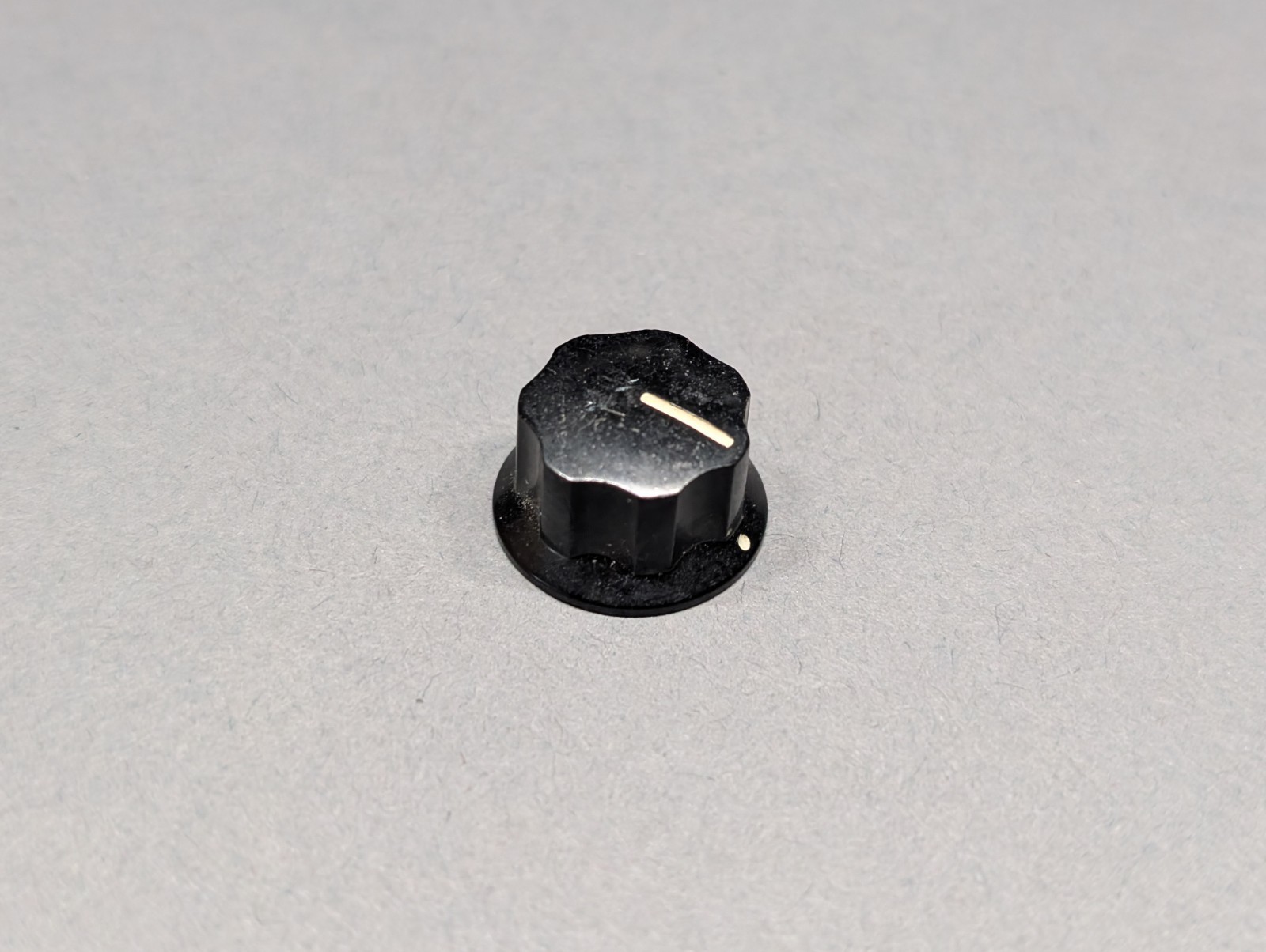 Vintage Kurz-Kasch S-645 Bakelite Control Pointer Knob Skirted 1/8\