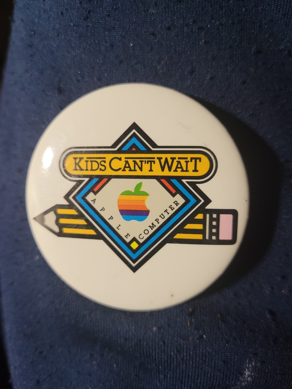 Vintage Apple Computer Kids Can\'t Wait White Round Macintosh Logo Pin Badge