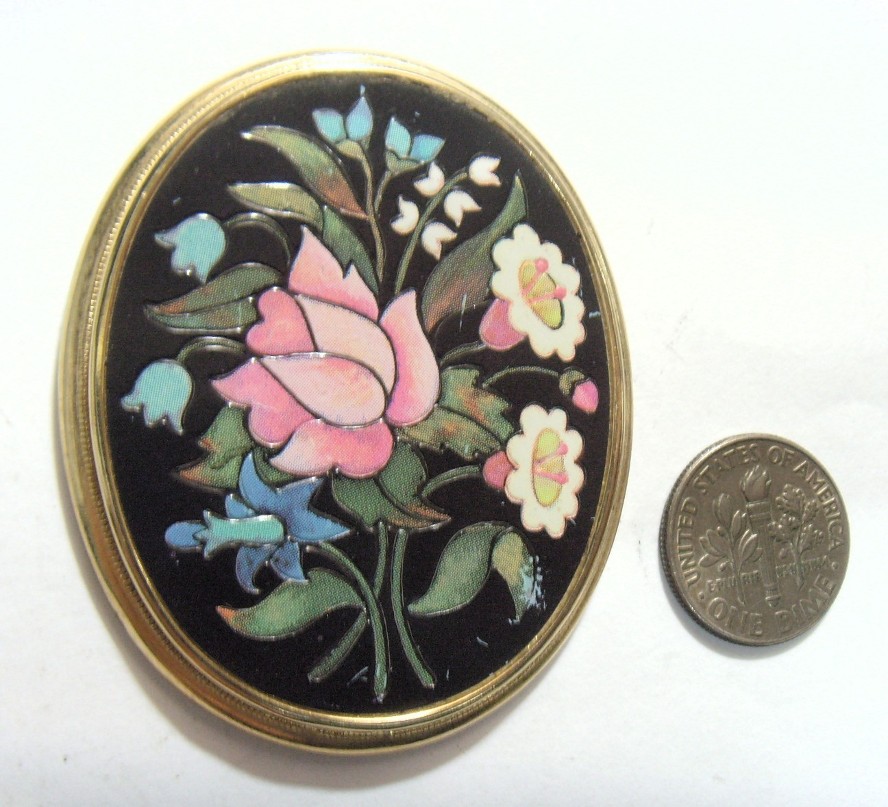 vintage gold tone metal Avon 54 mm large floral pendant jewelry 55133 vintage gold tone metal Avon 54 mm large floral pendant jewelry 55133
