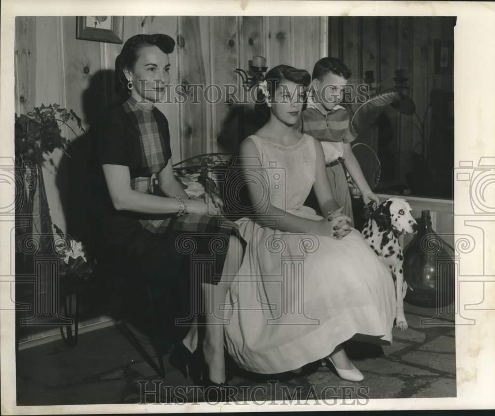 Press Photo Mrs. Margan McCall and her family. - nox35860 Press Photo Mrs. Margan McCall and her family. - nox35860