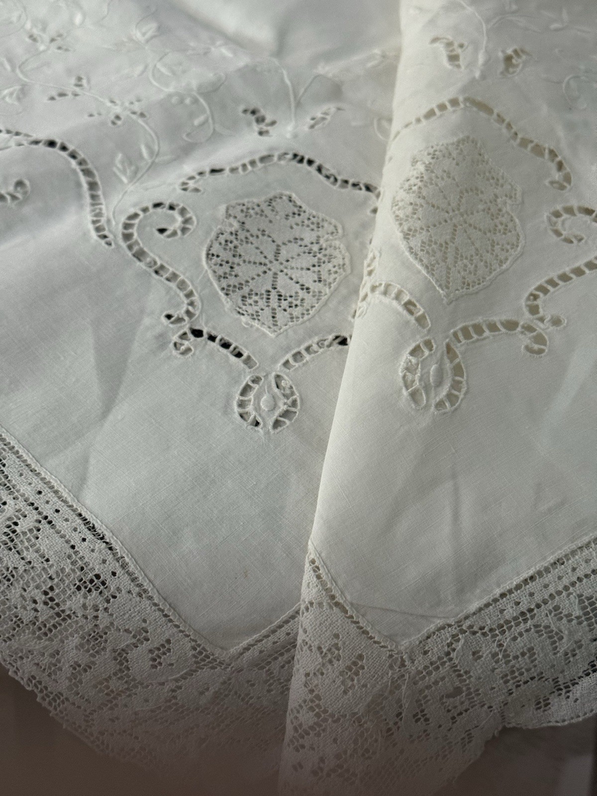 Vintage Linen/Lace Embroidered Tea Cloth Vintage Linen/Lace Embroidered Tea Cloth