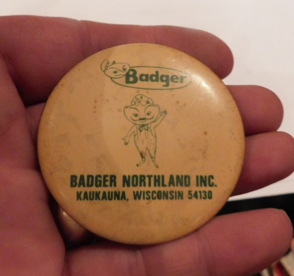 NEAT VINTAGE BADGER NORTHLAND INC IMPLEMENT DEALER PINBACK BUTTON KAUKAUNA WIS NEAT VINTAGE BADGER NORTHLAND INC IMPLEMENT DEALER PINBACK BUTTON KAUKAUNA WIS