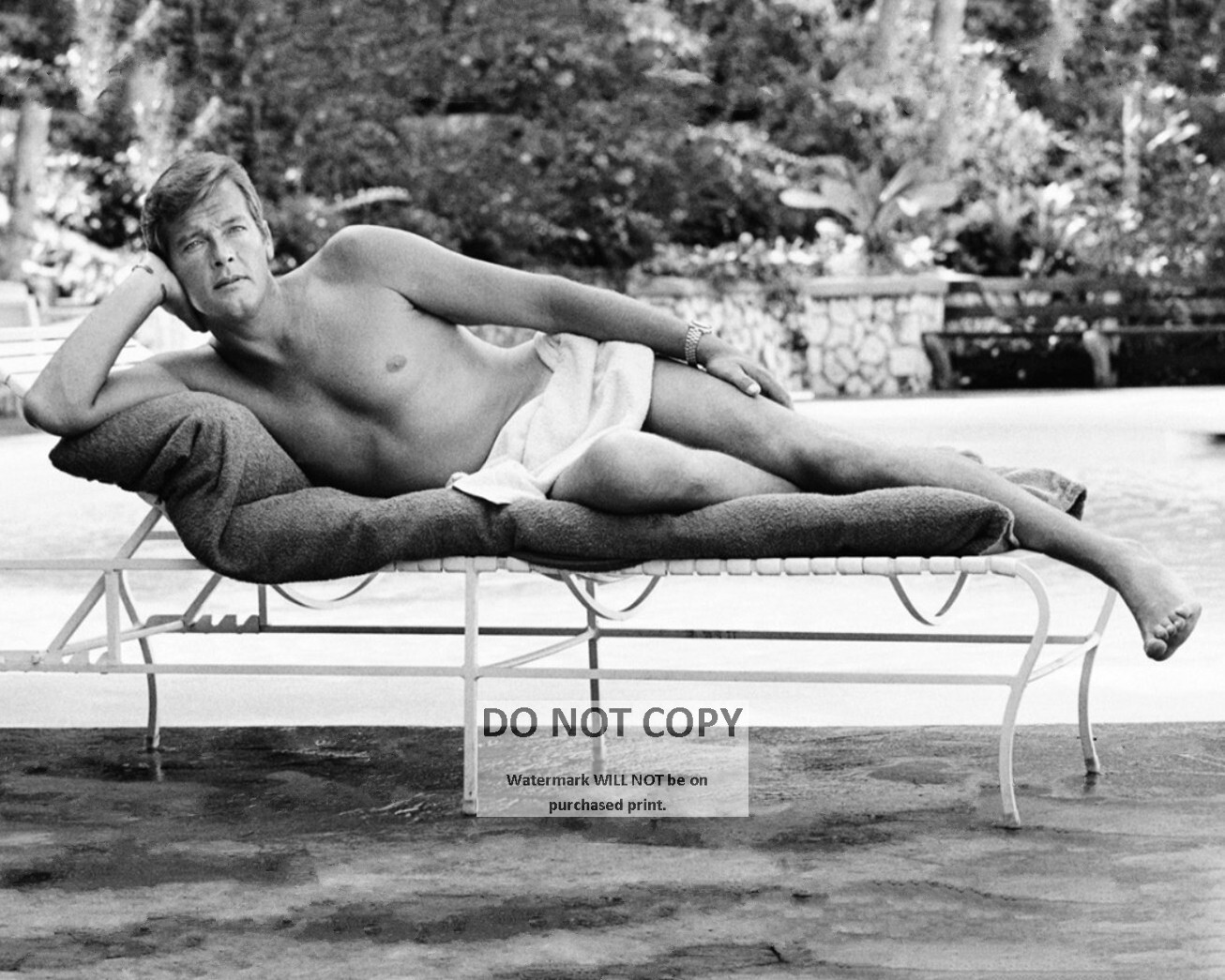 ACTOR ROGER MOORE PIN UP - 8X10 PHOTO (RT-976)