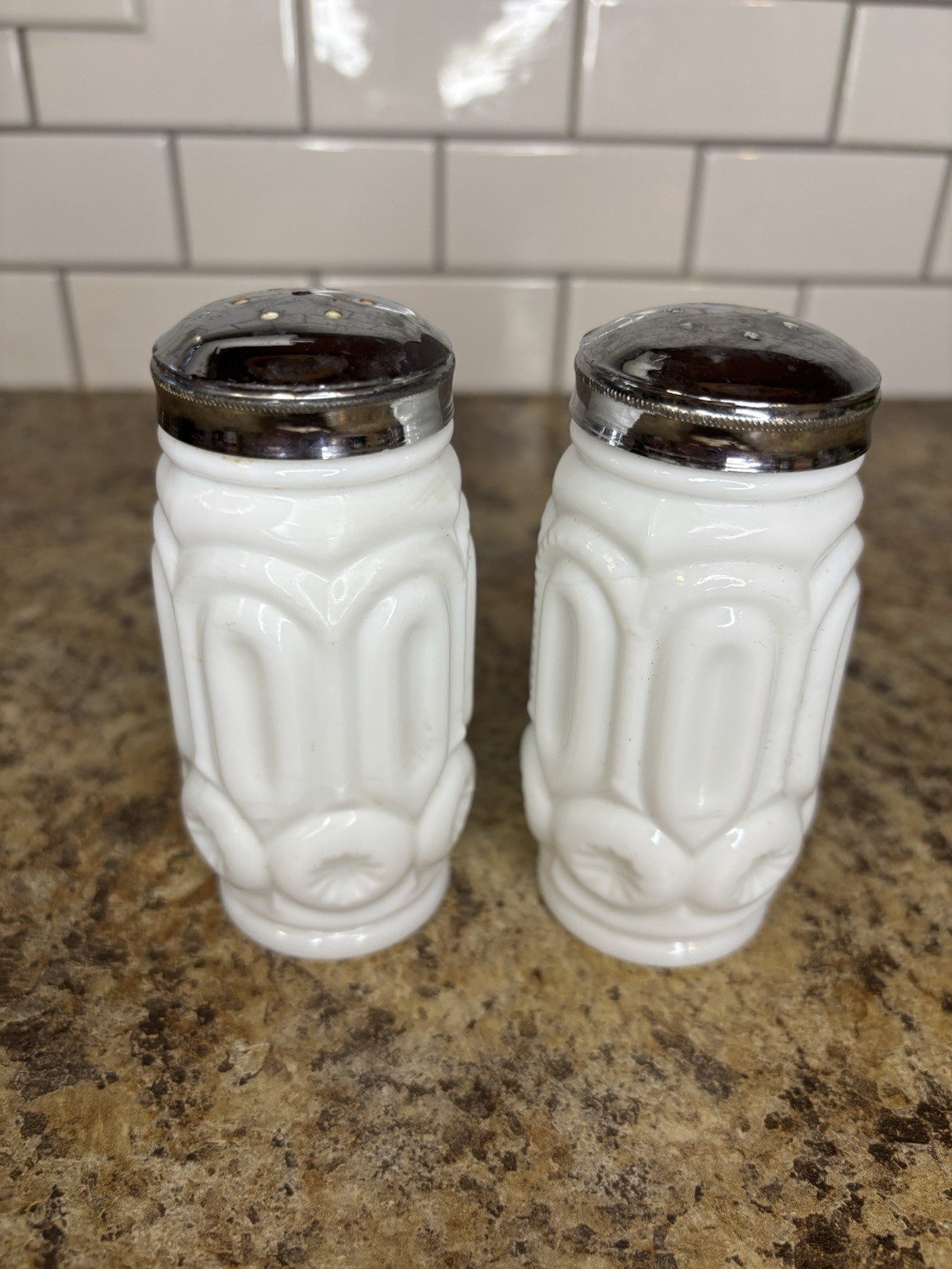 Rare Vtg  L.E. Smith Solid White Moon and Stars Salt & Pepper  Shakers Unmarked