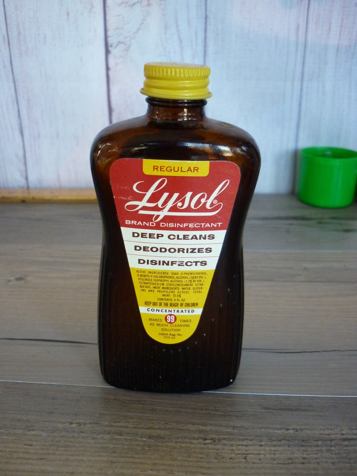 VINTAGE LYSOL DISINFECTANT BOTTLE 5 FL OZ ADVERTISING VINTAGE LYSOL DISINFECTANT BOTTLE 5 FL OZ ADVERTISING