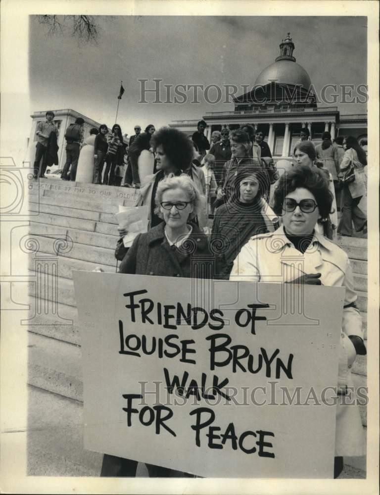 1971 Press Photo Friends of Louise Bruyn gather at Copley Square, Boston 1971 Press Photo Friends of Louise Bruyn gather at Copley Square, Boston